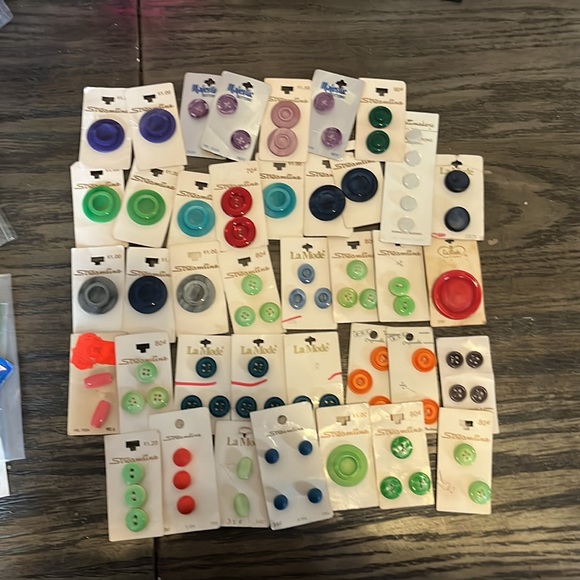 Vintage lot of assorted Buttons of 37 cards - Picture 1 of 8